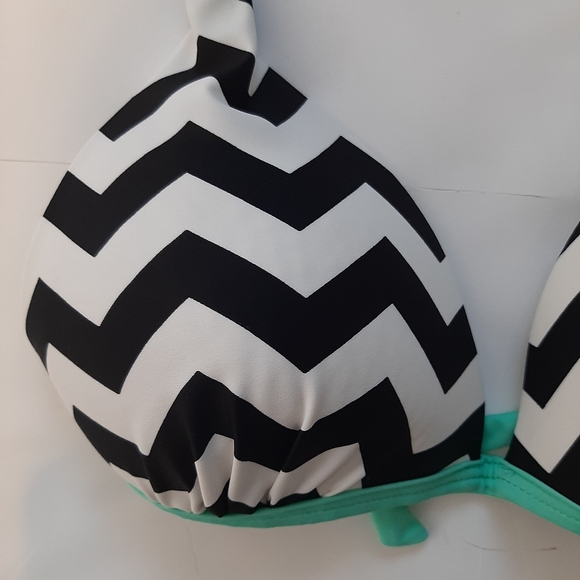 Hula Honey Chervon bikni top size L - Picture 2 of 4